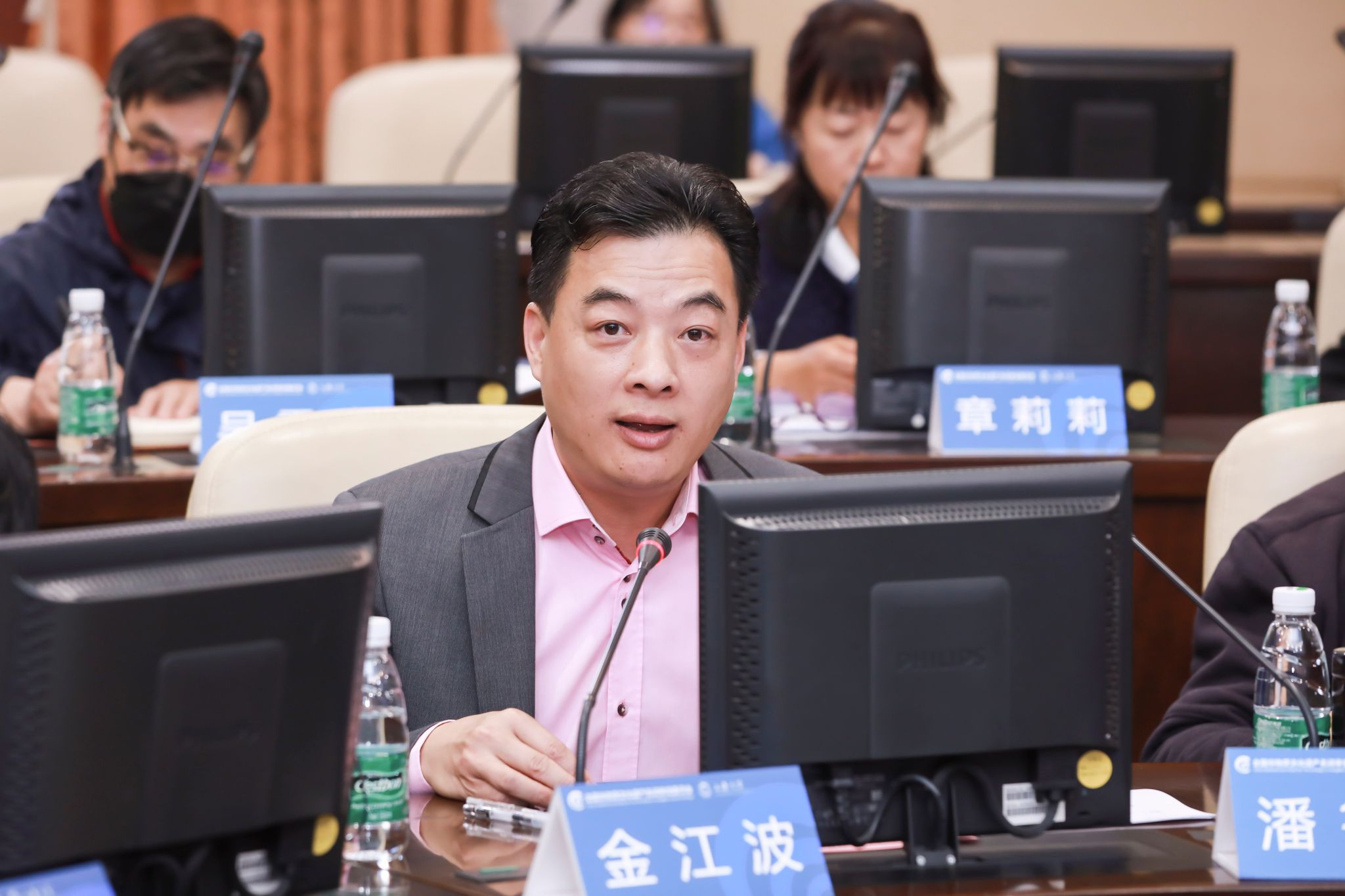 j9国际集团上海美术学院执行院长、全国非遗名词委委员金江波教授代为宣读文化和游览部非物质文化遗产司王晨阳司长的贺信.jpg