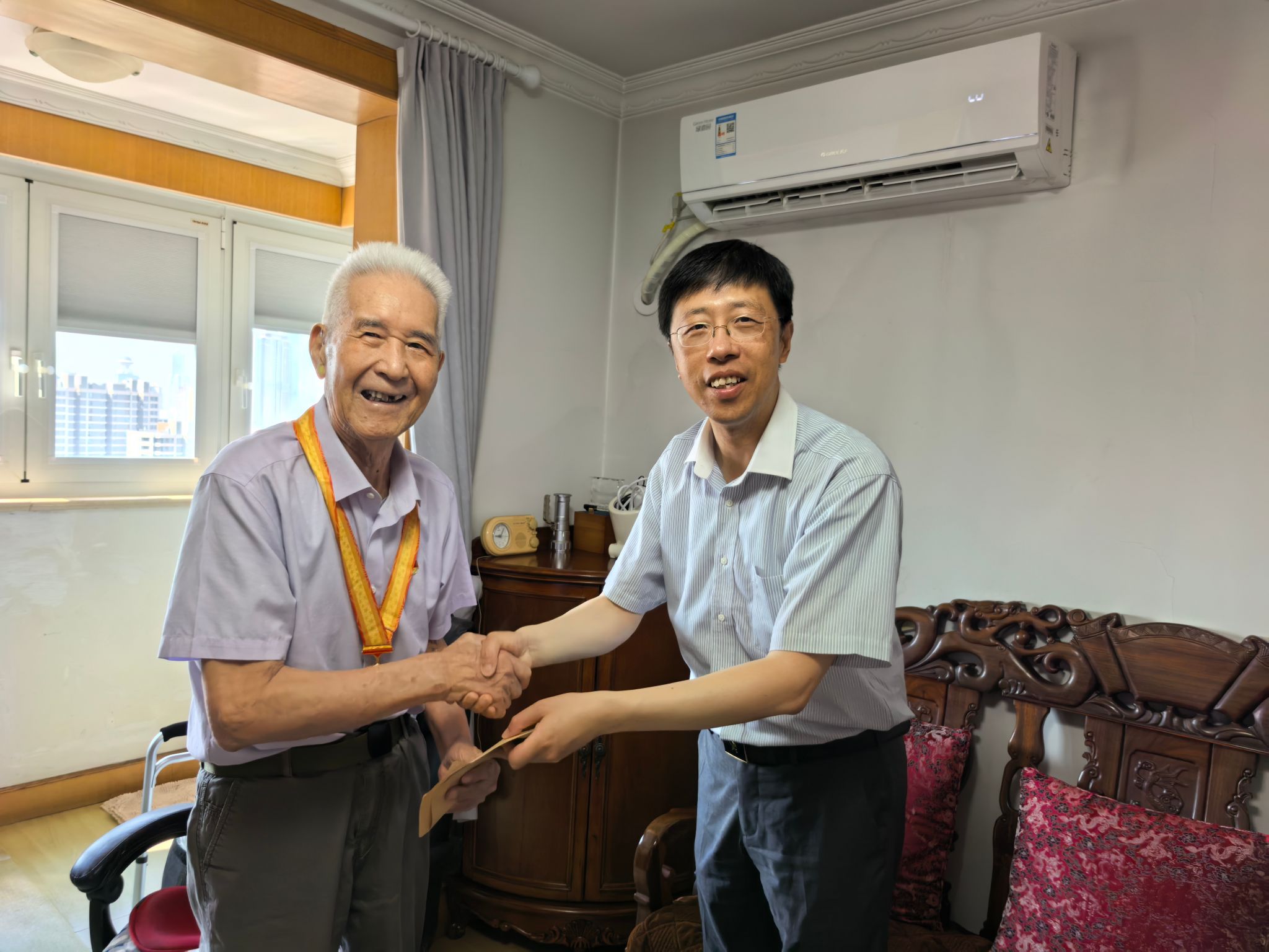 党委书记吴坚勇慰问梁现信.jpg